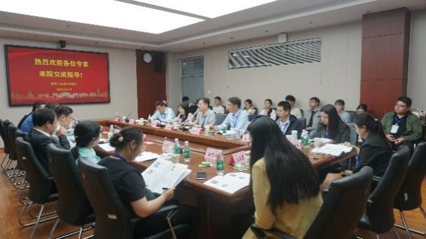 人们在看台上的人在房间里AI 生成的内容可能不正确。