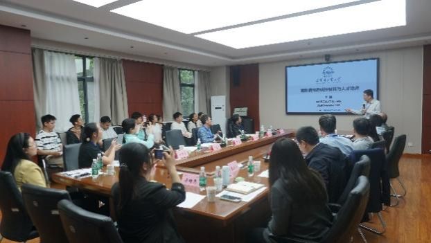 会议室里的人们AI 生成的内容可能不正确。